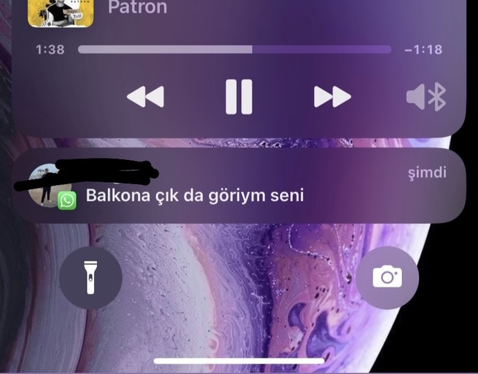 Balkona çık da göreyim seni diye mesaj attı. Sizce seviyor mu?