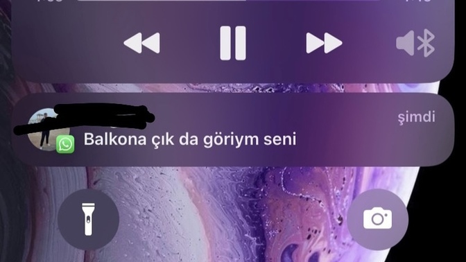 "Balkona çık da göreyim seni" diye mesaj attı. Sizce seviyor mu?