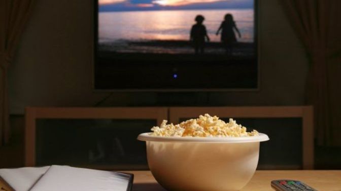 Evde film i̇zleyecek olsanız kiminle i̇zlemek i̇sterdiniz? Hangi filmi seçerdiniz?