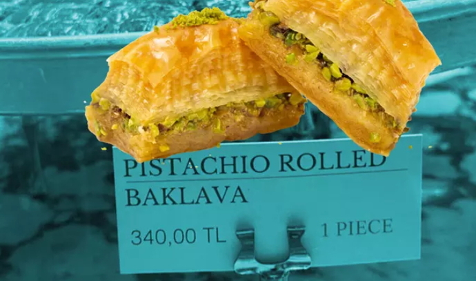 İstanbul Havalimanında bir dilim baklava 340 TL oldu! Çok paranız olsaydı satın alır mıydınız?