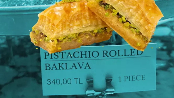 İstanbul Havalimanı'nda bir dilim baklava 340 TL oldu! Çok paranız olsaydı satın alır mıydınız?