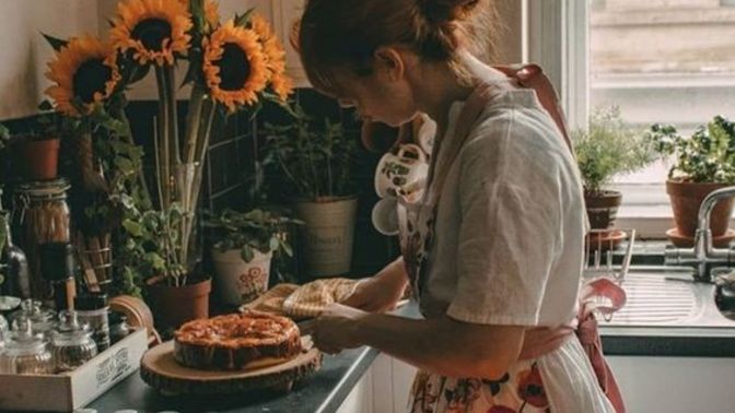 Bir kadının ve bir erkeğin yemek yapma konusunda yeterli bilgiye sahip olduğunu varsayalım. Kim daha lezzetli yemek yapabilir?