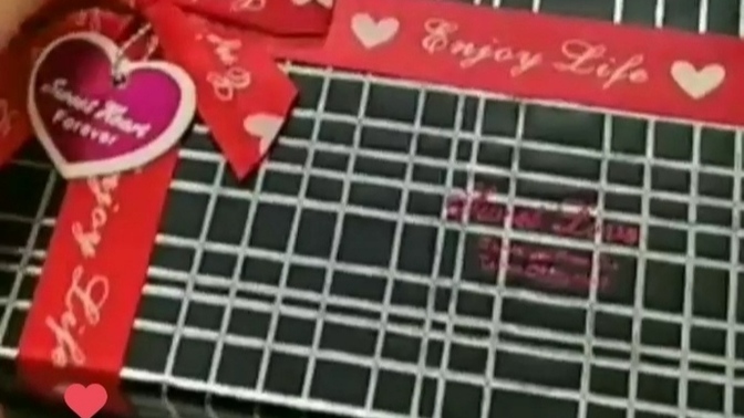 X Eniştenizle bugün ilk el ele tutuşmamzın seneyi devriyesi münasebetiyle böyle bir hediye hazırldım sizce beğenir mi nasıl olmuş?