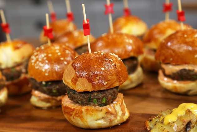 Sizce lokmalık bir çok burger mi, tek adet büyük boy hamburger mi daha keyifli ve doyurucu?