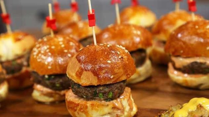 Sizce lokmalık bir çok burger mi, tek adet büyük boy hamburger mi daha keyifli ve doyurucu?