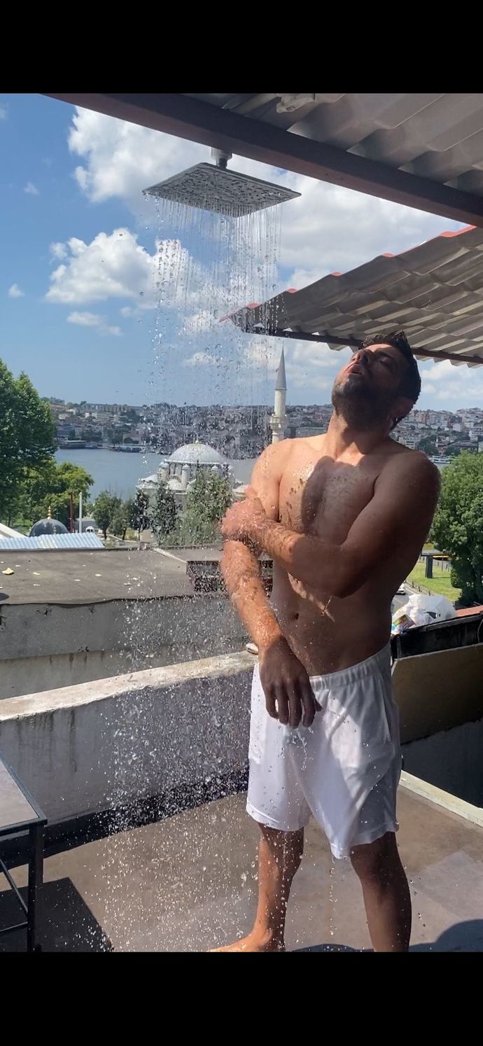 İstanbul'da sabah trafiğinden bunalan bir grup insan, çözümü işe "yüzerek" gitmekte bulmuş. Sorunları çözmek için bu tarz ilginç yöntemleriniz var mı?
