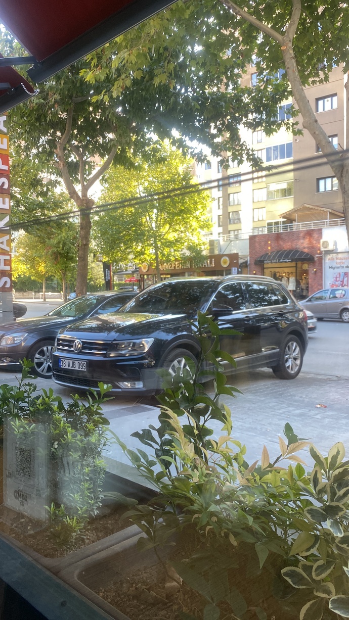 Yolda bu arabayla giderken kızlar çok bakıyor gerçekten içine düşecek gibi bakıyorlar sizce sebebi ney?