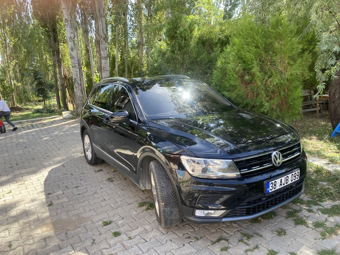 Yolda bu arabayla giderken kızlar çok bakıyor gerçekten içine düşecek gibi bakıyorlar sizce sebebi ney?