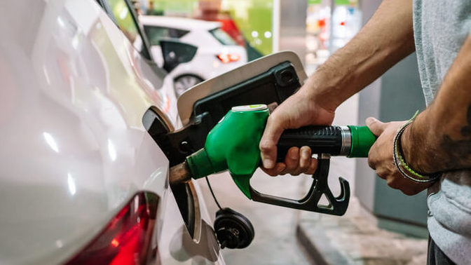 Bugün itibariyle benzine 1 lira 64 kuruş zam geldi, litresi 38.51 TL oldu. Deponuzu ne kadara dolduruyorsunuz?