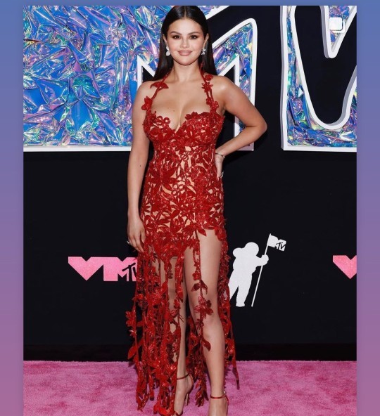 MTV gala ödül törenine ünlü akımı! Hangi ünlü daha havalı giyinmiş?