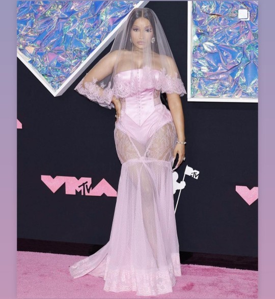 MTV gala ödül törenine ünlü akımı! Hangi ünlü daha havalı giyinmiş?