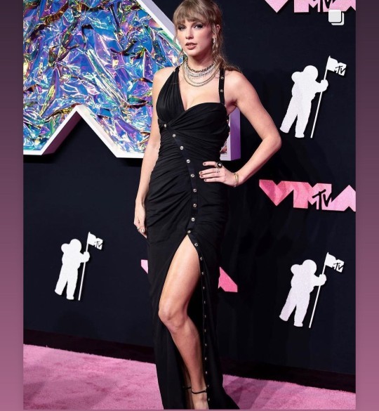 MTV gala ödül törenine ünlü akımı! Hangi ünlü daha havalı giyinmiş?