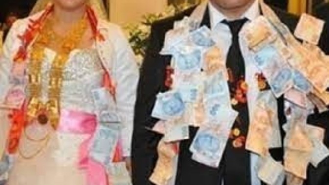 Düğünde takılan takıların hepsi kadının mı oluyor?