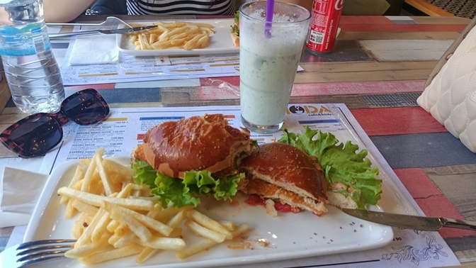 Hamburger bıçakla kesilerek yenilir mi 🤔?