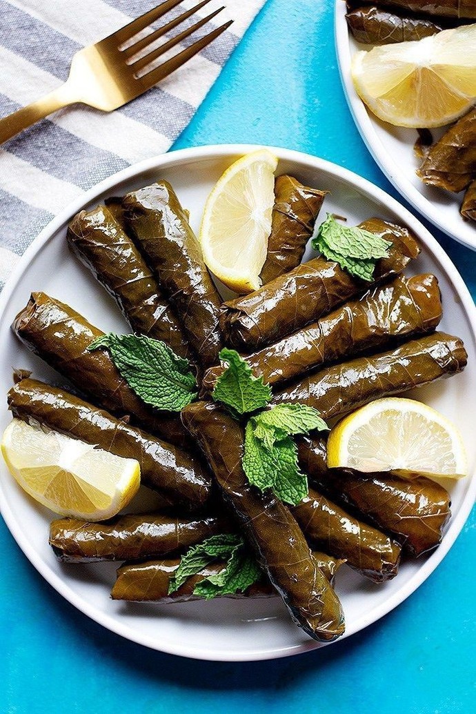 ince sarmanın tadı olmuyor bence böyle bol içli olmalı görseldeki gibi gerçek sarma gurmeleri böyle sever 😄