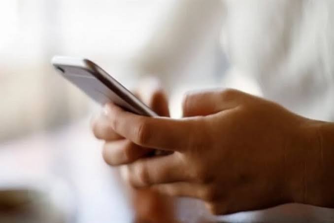 Sevgiliniz telefonunu sizde unutsa telefonunu karıştırır mısınız?