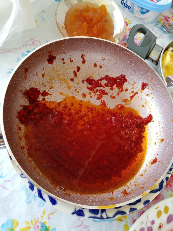 Kahvaltıda zeytin yağlı salça tuhaf mı?