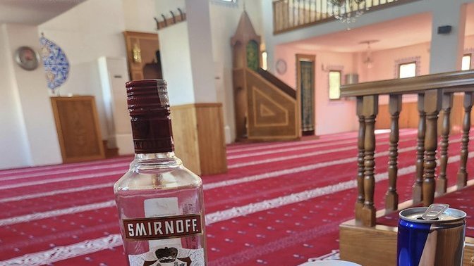 İstanbul'da bir camiye giren şahıs, alkol tükettiği fotoğrafı paylaşmış. Bunların tek derdi prim mi?
