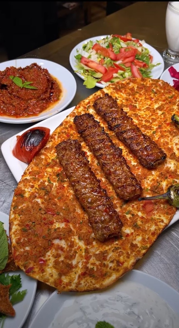 Adana kebap lahmacuna sarılarak mı yenir?