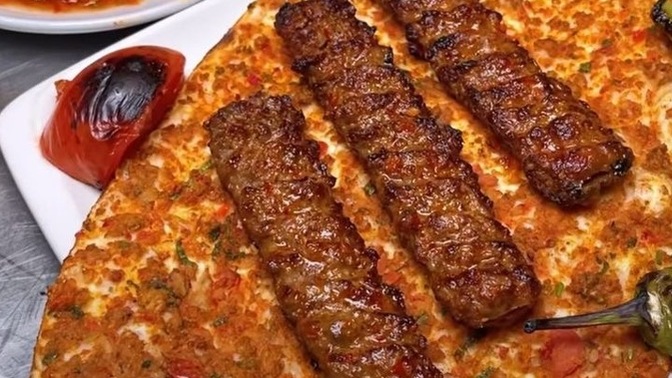 Adana kebap lahmacuna sarılarak mı yenir?