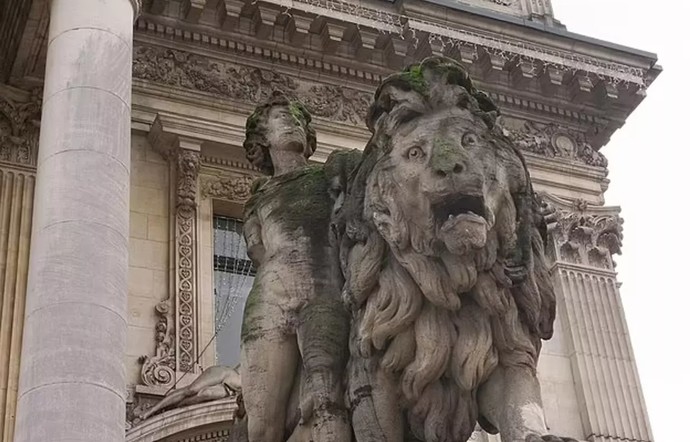 Belçikada bir turist, tarihi heykelin kolunu kırdı. Tarihi esere zarar veren biriyle karşılaşsanız tepkiniz ne olur?