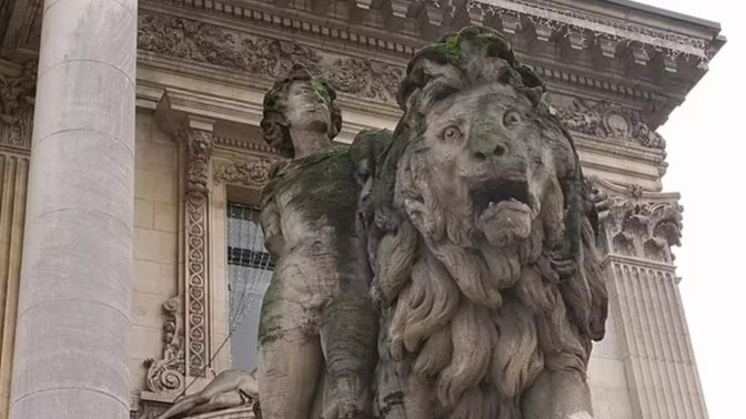 Belçika'da bir turist, tarihi heykelin kolunu kırdı. Tarihi esere zarar veren biriyle karşılaşsanız tepkiniz ne olur?