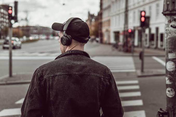 Canın çok sıkkınken, soğuk havada kulaklığı takıp müzik dinlerken, rüzgarı suratına suratına yerken aklına ilk ne geliyordu?