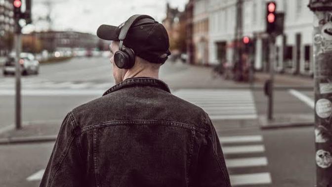 Canın çok sıkkınken, soğuk havada kulaklığı takıp müzik dinlerken, rüzgarı suratına suratına yerken aklına ilk ne geliyordu?