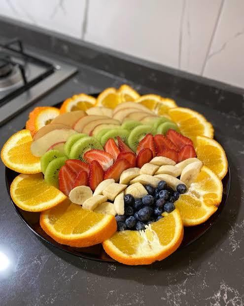 Bu meyve tabağını kiminle birlikte yemek istersiniz?