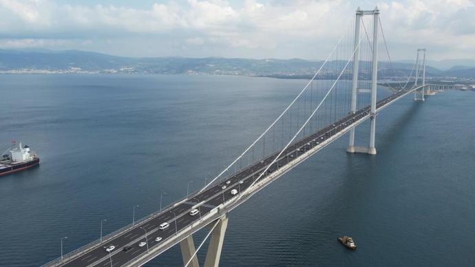 Osmangazi Köprüsünde aynı anda yirmi aracın lastiği patladı! Sizce böyle bir şey neden olabilir?