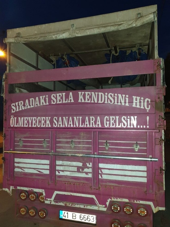 Sen kamyon şoförü olsaydın, kamyon arkasına ne yazardın?