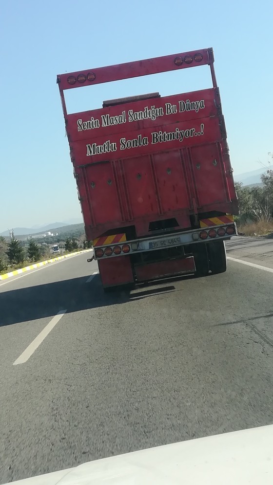 Sen kamyon şoförü olsaydın, kamyon arkasına ne yazardın?
