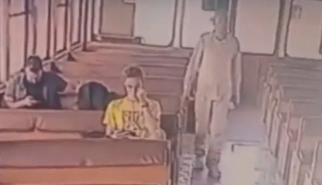 İstanbulda bir vapurda arkadan yaklaştığı bir gencin saçını çakmakla ateşe verdi! Sizce bu nasıl bir olay?