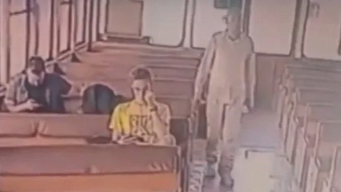 İstanbul'da bir vapurda arkadan yaklaştığı bir gencin saçını çakmakla ateşe verdi! Sizce bu nasıl bir olay?