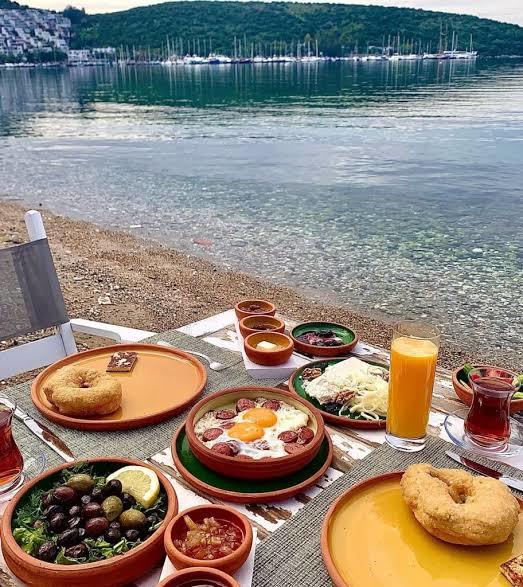 Sevgili ile sahilde kahvaltı?