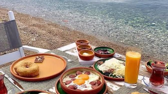 Sevgili ile sahilde kahvaltı?
