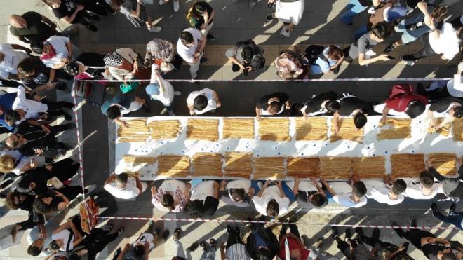 Bursada 6 dakikada 14 metre kol böreği yiyen biri 10.000 TL kazanmış. Siz yiyebilir miydiniz?