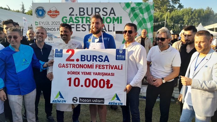 Bursada 6 dakikada 14 metre kol böreği yiyen biri 10.000 TL kazanmış. Siz yiyebilir miydiniz?