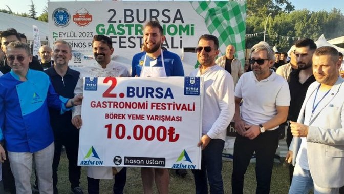 Bursa'da 6 dakikada 14 metre kol böreği yiyen biri 10.000 TL kazanmış. Siz yiyebilir miydiniz?