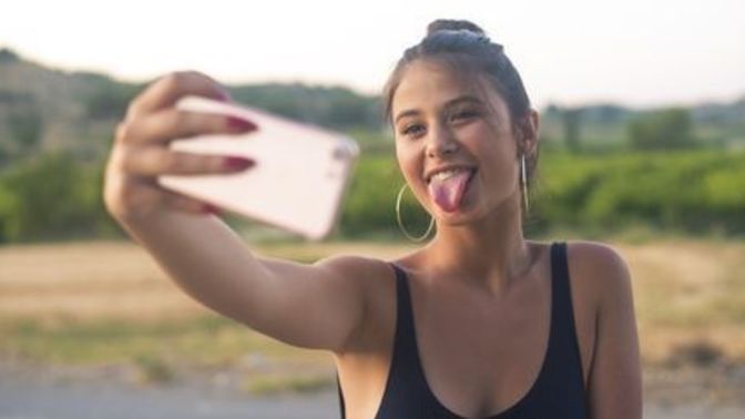 Instagram hikayesine like atan erkek ne demeye çalışıyordur? 