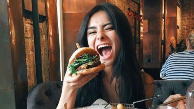 Yaşamak için mi yemek yersin, yemek yemek için mi yaşarsın?