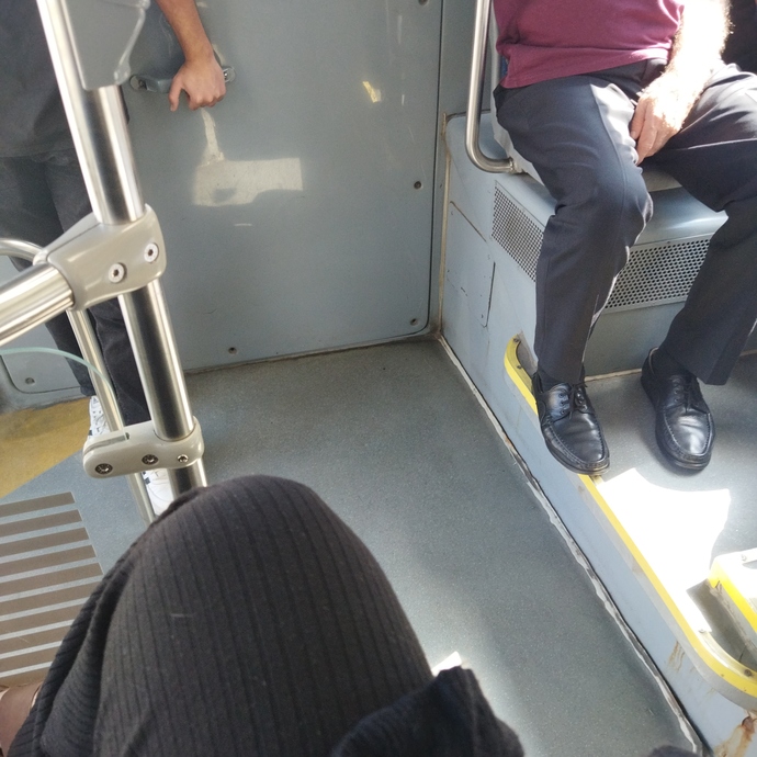 Otobüste böyle bir duruş normal mi?