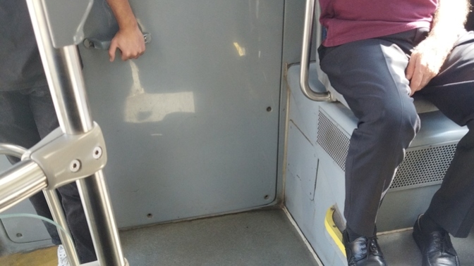 Otobüste böyle bir duruş normal mi?