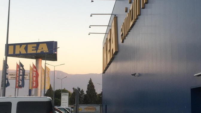 Ikea’da turlamak mı daha keyifli yoksa aşık olmak mı?