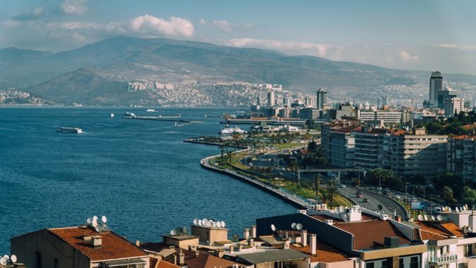 Pahalılık yüzünden İstanbul'dan taşınmayı düşünüyorum. İzmir nasıl bir yer, yaşanılır mı?
