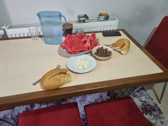 Millet et yerken bizim gibi fakir sofrasına oturan var mı?