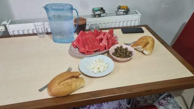 Millet et yerken bizim gibi fakir sofrasına oturan var mı?