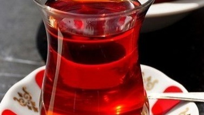 Çayı şekerli mi içersiniz, şekersiz mi?
