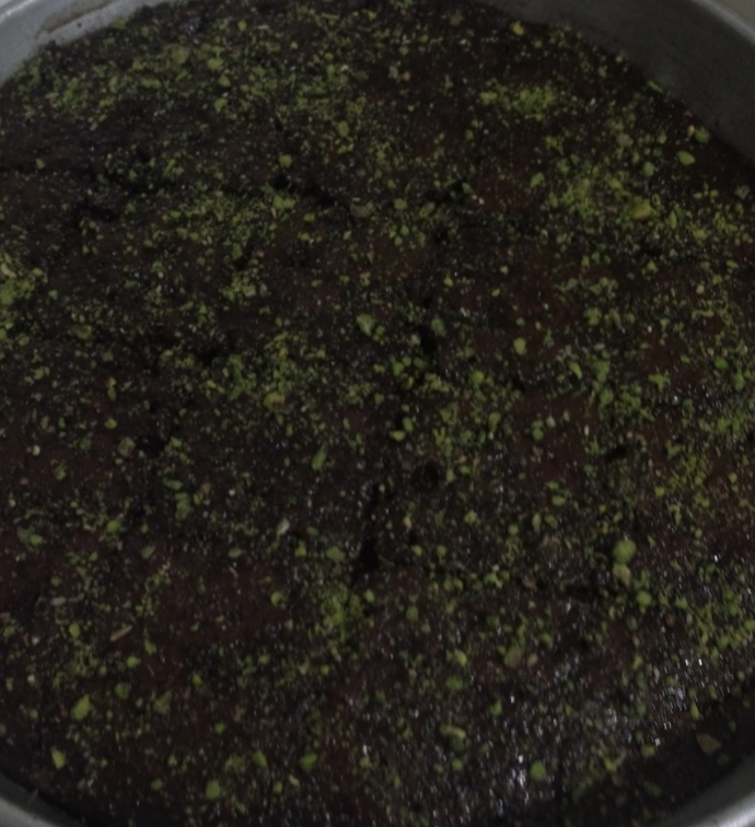 Tarçınlı, Antep fıstıklı ve kakaolu kurabiye ile birlikte ıslak kek yaptım. Nasıl görünüyor?