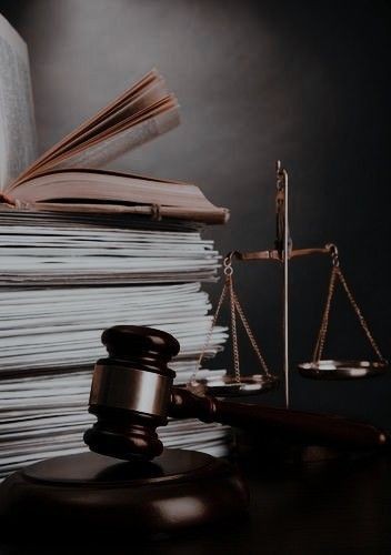 Burada neden herkes birilerinin avukatı oluyor?